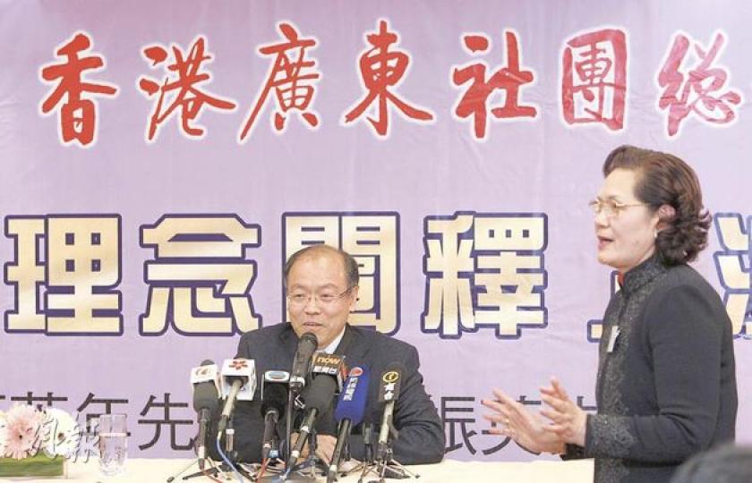 特首參選人民協馮檢基（左）甫發言，重提於2005年與政府就政改方案談判的經過，廣東社團總會秘書長楊志紅（右）見狀，即上台打斷其發言，質疑他談得太多民主、太少民生。（林振東攝） 泛民初選籌委會成員楊森（中）承認，因泛民資源匱乏，今次初選的宣傳工作確有不足。左為籌委會成員莫乃光，右為另一成員蔡耀昌。（林凱旻攝）