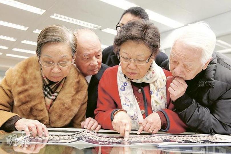 港大「司徒華書房」移交典禮，家人司徒嬋（左起）、司徒強、司徒娟、司徒娟丈夫蔡先生，合力從皇仁學生合照中認出年輕司徒華。（郭慶輝攝） 司徒華（後排左一）在葛師校友會觀塘學校任校長，每年與師生郊遊。圖為當年他和師生合照，中排右一是司徒華一生至愛黃少容老師。（郭慶輝攝） 司徒華在六四20周年，以毛筆寫下六四20周年祭，豈料成為他發現患病前、為六四晚會所寫的最後一幅墨寶。（郭慶輝攝）