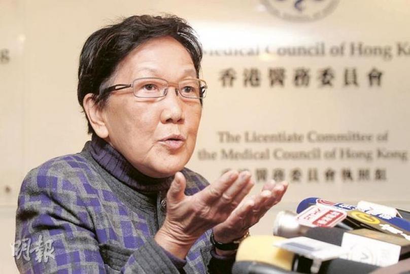 醫務委員會主席麥列菲菲指出，9名海外受訓醫生都符合醫生註冊條例原則及要求，且有最少3年以上的經驗，可勝任基本工作。（郭慶輝攝） 醫學界民選醫務委員會委員謝鴻興指出，一半委員是民選，一半是委任，政府委任的主席還多一票，9個申請全獲通過是預期結果。（郭慶輝攝）