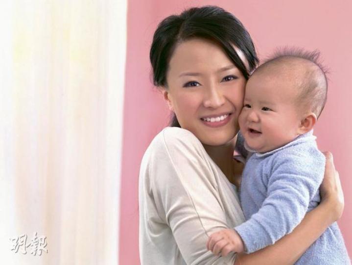 陳倩揚抱着愛兒Auryn，一副有子萬事足模樣。（攝影﹕娛樂組）