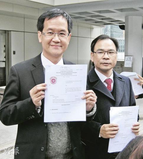 林健文（左）偕廖成利（右），昨日到高院提出選舉呈請，高叫「徹查種票行為，還我公正選舉」等口號。（梁珮珊攝）