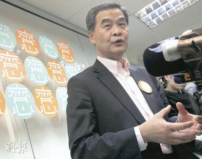 特首參選人梁振英昨公布土地政綱諮詢稿，提出以「港人港地」政策，即是賣地條款中限制發展商日後建成樓宇必須賣給香港居民，保障香港人「上車」機會。（李紹昌攝） （明報製圖）