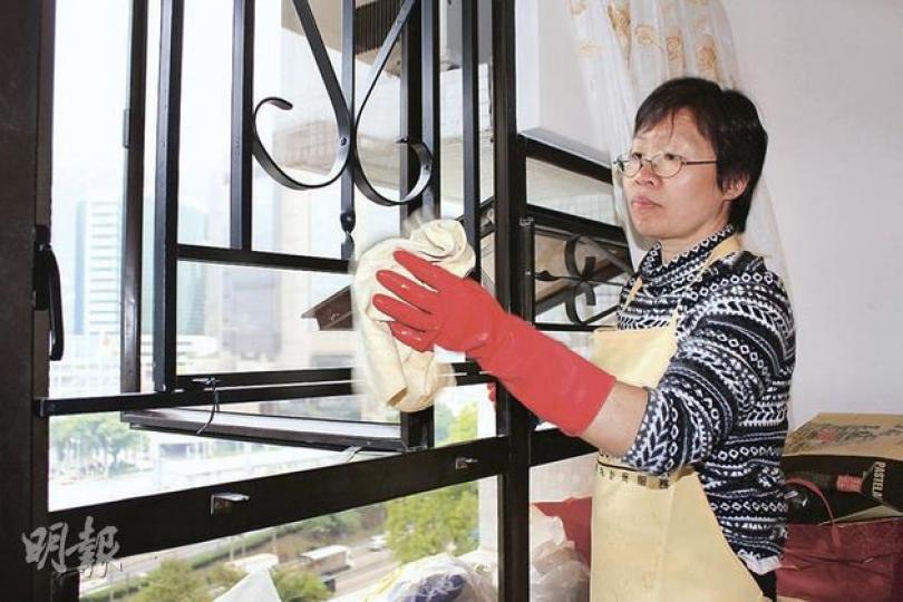 再培訓局推出家務助理大掃除服務，家務助理芬姐今年已為5至6名僱主服務，其中有一半是內地客，直言今年僱主較為疏爽，時薪較去年增加5至10元外，亦曾收到僱主額外100元貼士。（陳家俊攝）
