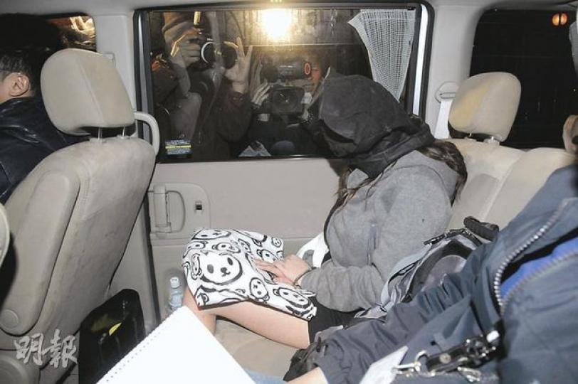 身穿熱褲的16歲少女，疑與17歲男友一同運毒被捕，被帶署扣查。（蔡方山攝）
