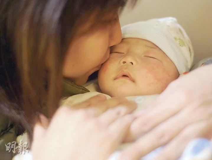 潘女士親身經歷內地孕婦迫爆母嬰健康院，令女兒注射疫苗被迫延期，認為下任特首要處理問題，「香港人要交稅，內地人不用交稅，卻可享受香港的福利，不公平！」（余俊亮攝）