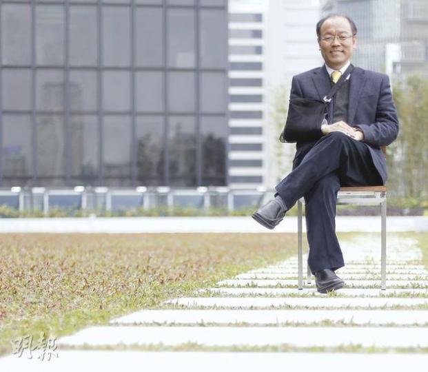 泛民陣營的特首選舉參選人馮檢基認為，唐英年主見不明，梁振英只肯當信差，都不是理想的特首人選，他希望能代表泛民參選特首，以執政者的心態提出一系列可行的政綱，包括設500億元的新產業發展基金，推動綠色經濟和創意產業。（林振東攝）