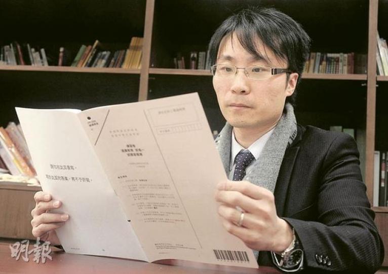 曾任教通識科9年的呂宇俊建議，考生應以「議題為本」方法閱覽各報社論，學習不同立場的作者如何配合數據、個人觀察及專家意見，寫成具說服力的文字。（余俊亮攝） （明報製圖）