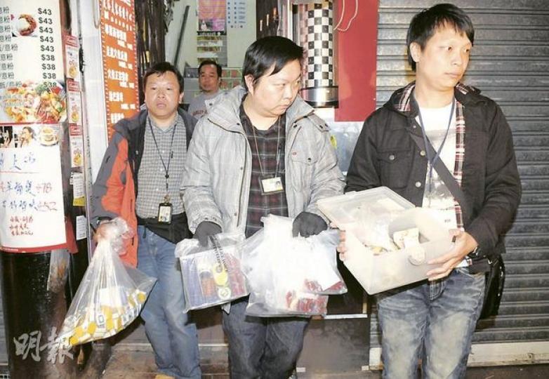 探員在荃灣川龍街67號一單位搗破非法竹館，檢走麻將及籌碼等證物返署調查。（蔡方山攝）