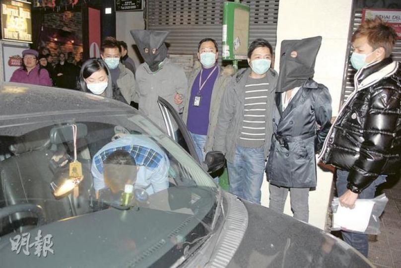 兩名「90後」青年涉嫌操控網上賣淫集團，被捕時衣著入時，車上藏有女性內衣及潤滑劑。（伍浦鋒攝）