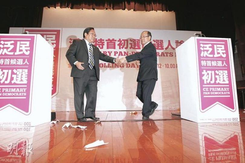 民主黨何俊仁（左）和民協馮檢基（右）昨日參與泛民特首參選人第二次論壇，他們在辯論開始前握手，地上有不少反對參與小圈子選舉的示威者所扔出的紙飛機。（李紹昌攝） 有反對何俊仁和馮檢基參與特首選舉的示威者穿上小丑裝，並戴上何和馮二人的面具，諷刺他們參與小圈子選舉。右後為社民連梁國雄。（李紹昌攝） （明報製圖）
