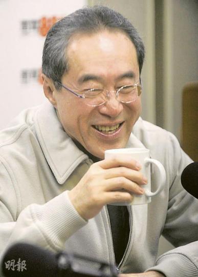特首參選人唐英年出席電台節目時再談到婚外情，他承認感情缺失，並稱，相信公開事件會得到市民諒解。（余俊亮攝）