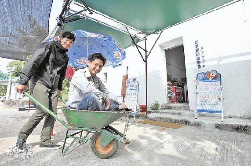 27歲的陳家傑（右）放棄穩定收入，返回西貢鹽田梓村的家鄉，與「老友」29歲的蟻少鵬（左）開辦西貢鹽田遊樂會，於島上開設士多、辦導賞團，同時提供不同水上遊樂設施，實行寓工作於娛樂。（葉漢華攝） 西貢鹽田梓村內有不少客家大屋，身為「村民」的陳家傑指出，過去帶領導賞團時都會介紹屋內設計與客家文化的關係，行程中亦會介紹島上的宗教及文化。（葉漢華攝）