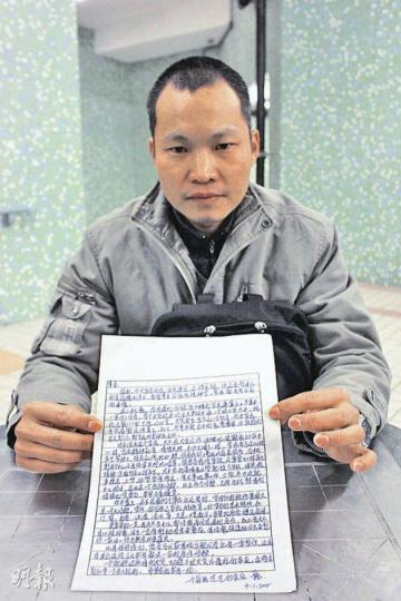 花園街196號業主的甄先生說，妻子至今仍有心理陰影，要由心理醫生輔導跟進，無法回到舊居居住，一家唯有繼續留在中轉屋生活。（黃俊鋒攝）