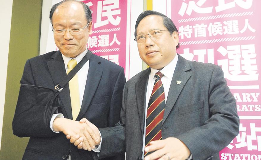 勝出泛民初選的民主黨何俊仁（右），讚揚右手帶傷上陣的民協馮檢基（左）是個可敬的對手，形容這是一場公平、具透明度的君子之爭。（余俊亮攝） （明報製圖） 泛民初選的電腦投票程序大致順利，但中午一度出現線路繁忙，拖慢投票流程。圖為法律界選委張達明（中間白衣者）、衛生服務界議員李國麟（中間墨綠色外套者）投票。（李澤彤攝）