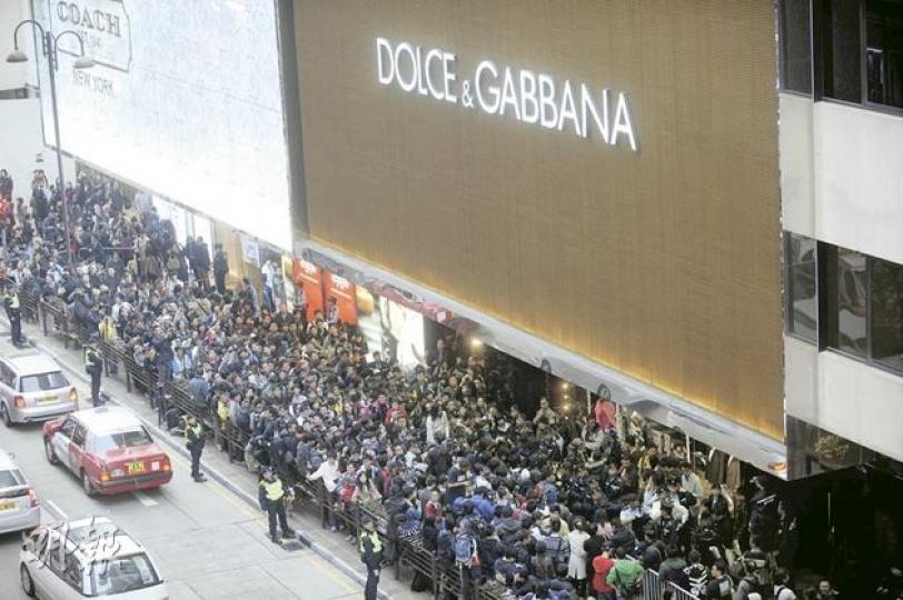 Dolce & Gabbana尖沙嘴海港城店日前禁止港人拍攝該店櫥窗，昨日逾千人在廣東道一帶集結及拍照，要求該店公開道歉，警方要在場維持秩序。（余俊亮攝） 有聚集在D&G店外的市民敲打玻璃大門，又貼上「一團和氣」揮春，其間高叫名店行為「可恥」等口號，要求負責人公開道歉。（余俊亮攝） 有市民在D&G門外灑陰司紙，更將之砌成「可恥」兩字，貼在玻璃大門。（余俊亮攝）