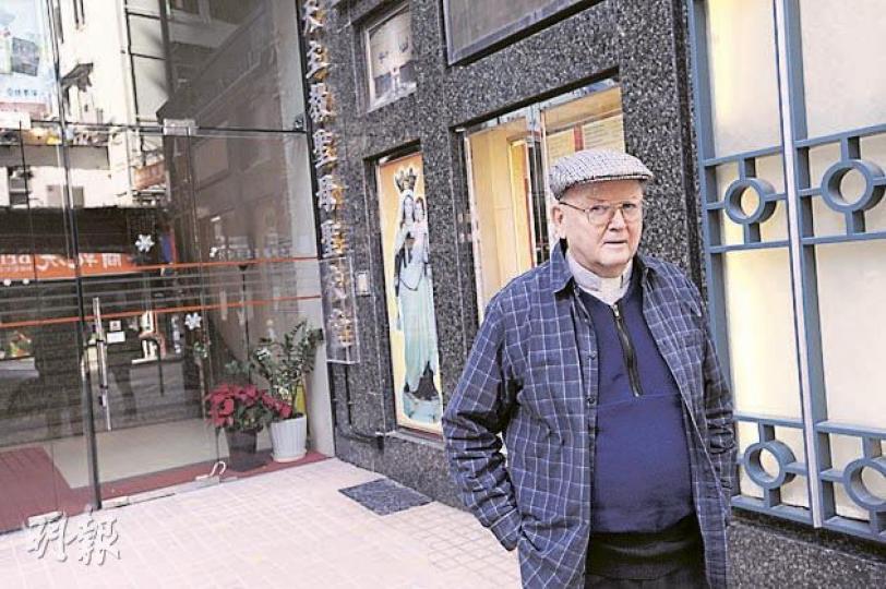 郭積傑神父表示，不清楚「匯星一號」地面車位原來只供教堂教友使用一事，但強調與匯星一號發展商長實之間並無問題。（尹錦恩攝） 在聖衣堂望彌撤超過10年的教友冼太（中）說，新教堂落成後，教友不能使用車位，對他們造成不便。（尹錦恩攝）