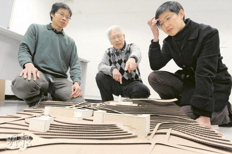 保育人士謝嘉聰（左一）早前訪問在英國的前工務司鄔勵德，訪問短片與圖中政府山模型今於港大展出及播放。圖右起為政府山關注組召集人羅雅寧和資深建築師李鉞。（尹錦恩攝） （明報製圖）