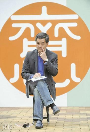 特首參選人梁振英昨日到屯門舉行政綱諮詢會，他回應有關領匯物價高企的問題時，建議在屋邨另闢商場提供廉價貨物，滿足居民需要。（余俊亮攝）