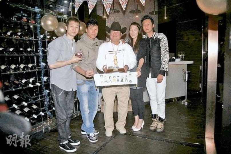 洪金寶60大壽最開心是仔女都趕返港為他慶祝。（攝影/記者：李潔盈） 譚詠麟與彭健新笑言送了兩條毛給老友洪金寶。（攝影/記者：李潔盈） 洪天明的女友周家蔚在派對打點一切，難怪未來老爺大讚她Very Good。（攝影/記者：李潔盈）