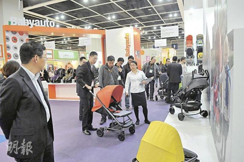 由貿發局舉辦的香港玩具、嬰兒用品展昨日開幕，有參展商反映人流不如前，憂外貿形勢未恢復會影響訂單。圖為昨日展場人流未見擠擁。（陳淑安攝） 好孩子主席宋鄭還昨天在香港玩具展上強調，好孩子由內地起家、紮根內地，並會繼續以內地為主戰場。（陳淑安攝）
