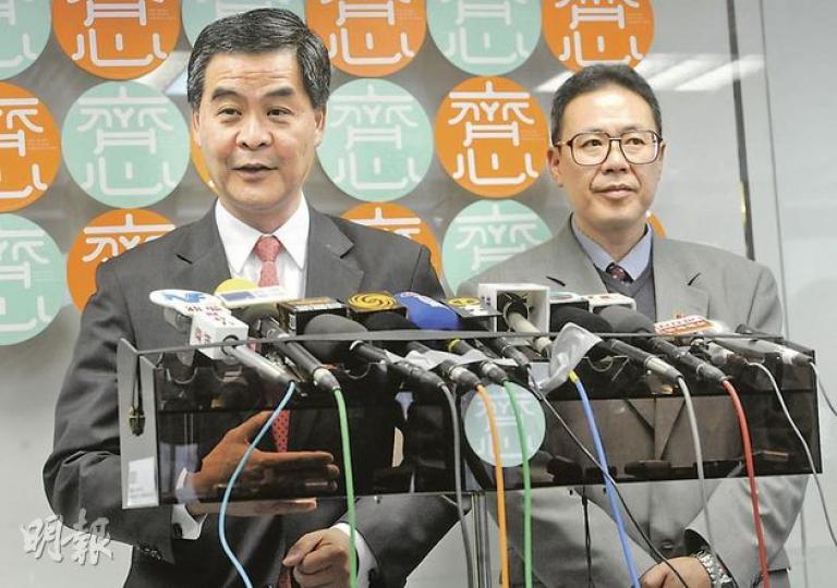 特首參選人梁振英（左）強調，由於不少「雙非兒童」可能會來港就讀，故若一刀切推行中學小班教學，會彈性不足。右為協助梁振英撰寫政綱的獅子會中學校長林日豐。（尹錦恩攝）