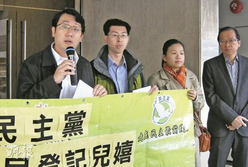 莊榮輝（左一）昨到高院提出選舉呈請，批評執法人員跟進不夠積極，在他們投訴有「問題選民」逾一個月後，仍未有書面回覆。（梁珮珊攝） 美孚新邨去年底遭傳媒揭發有「1屋7姓13票」及區議員黃達東涉虛報地址的事件後，爆出疑似「種票」問題，公民黨王德全昨提出選舉呈請，盼維持選舉公正。（林振東攝）