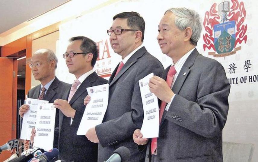 稅務學會會長洪宏德（右二）表示，香港在未來一年，將面臨歐美債務問題帶來的經濟衝擊，反對政府如去年般向全民派錢。左二為該會稅務政策委員會主席梁繼昌。（林凱旻攝） （明報製圖）