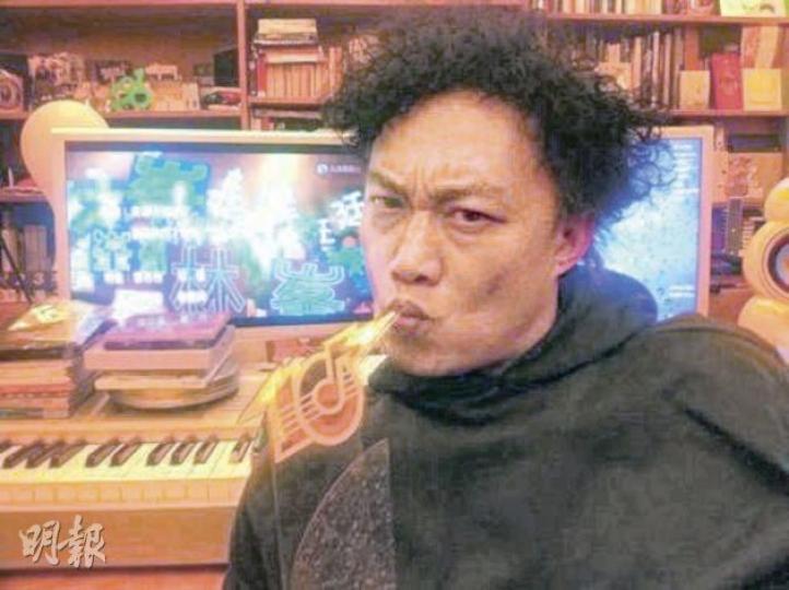 陳奕迅拿着昔日的勁歌獎座自拍Chok樣，諷刺林峯。（微博圖片）