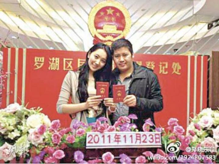 2009亞姐冠軍許瑩與圈外男友鄭曉東於去年11月23日在羅湖註冊結婚。（微博圖片） 許瑩穿著裙掛出嫁。（微博圖片）