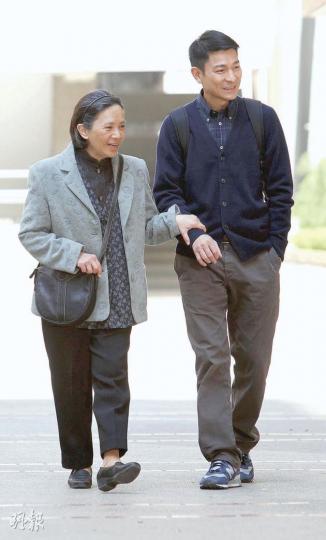 葉德嫻再次攞影后，未知劉德華會怎樣跟契媽慶祝呢？（微博圖片） 劉青雲憑《奪命金》擊敗自己的《竊聽風雲2》奪得「最佳男演員」。（微博圖片） 姜文的《讓子彈飛》以兩票之差險勝徐克的《龍門飛甲》，獲得「最佳導演」。（微博圖片）