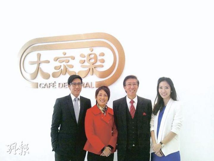 陳裕光（右二）一家昨日出席大家樂中國總部大樓開幕，其子陳浩弘（左）在內地經營麵包生意，女兒陳浩寧（右）開設室內設計公司。左二為陳裕光妻子羅寶靈。 (羅湋楠攝)