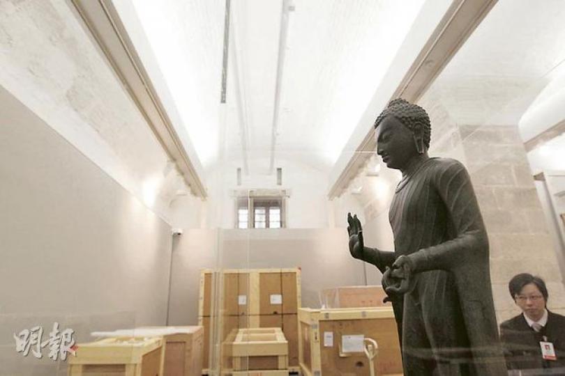 由前軍火庫變身的展覽廳，內部裝修盡量保持原貌，如牆身的窗戶當年特意置於高位，以防軍火被陽光直曬。圖中佛像為開幕展「佛教的藝術」的展品。（郭慶輝攝） 連接接待區及古蹟區的天橋，由於要繞過供果蝠棲息的樹木（左），天橋長度要增加一倍。（郭慶輝攝） 亞洲協會主席陳啟宗表示，租場團體舉辦的活動須與協會宗旨或文藝活動相關，曾有服裝品牌以100萬元要求借出場地舉辦活動，但遭協會拒絕。（郭慶輝攝）