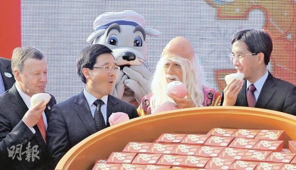 迪士尼昨公布業績，海洋公園亦於同日舉行35周年慶典，並公布去年全年入場人次達700萬。扮演壽星公的海洋公園主席盛智文（右二）預測，3月新景點開放後，入場人次會再升5%至10%。左二為政務司長林瑞麟出席典禮，同吃壽包慶賀。（李澤彤攝） （明報製圖）
