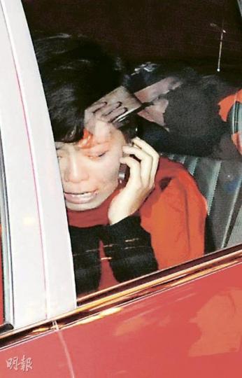 細孖目睹孖生姊姊跳橋後情緒激動，於車內致電親友哭訴意外。（蔡方山攝） 死者從離地40米的昂船洲大橋躍下（箭嘴示），倒卧草叢，其後送院不治。（蔡方山攝)