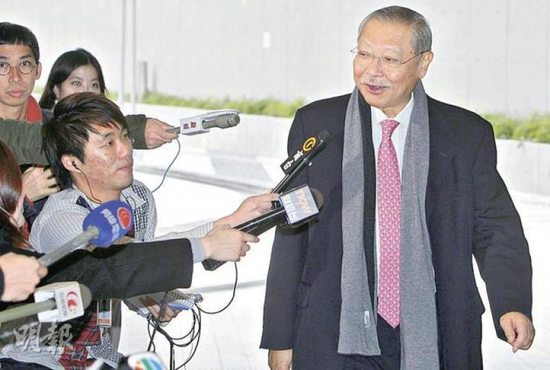 教育局長孫明揚（右）昨日如常上班，對於他前日為何又要請假，政務司長林瑞麟說他只是要覆診，身體已復原。（林振東攝）