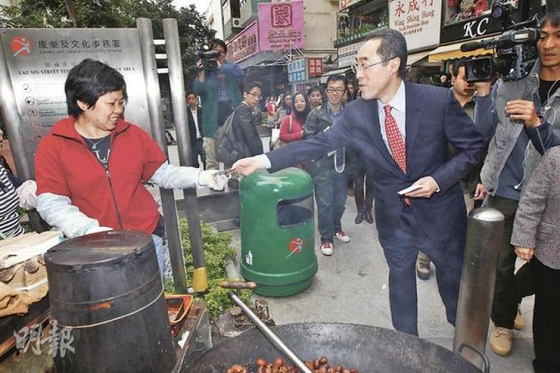 特首參選人唐英年（右）昨日到天后向市民派發宣傳單張，他強調自己沒有就爭取選委支持的問題和民主黨中常委羅致光商討過。（李紹昌攝）