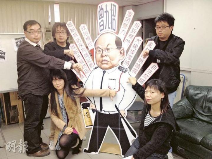 民間人權陣線昨發表2011年警權監察報告，指警方多次在集會和示威中濫捕示威者。他們又批評警務處長曾偉雄上任以來，以「非法禁錮」和「亂放胡椒噴霧」等「曾九招」，打壓言論和集會自由。（陳洛明攝）