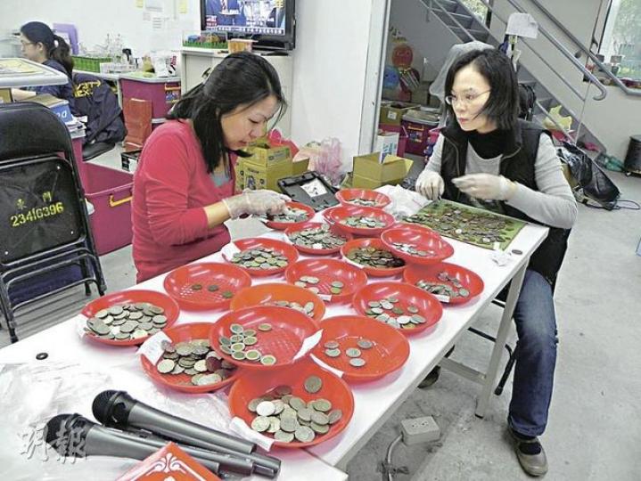 蔡英文競選總部工作人員清點民眾的小額捐款。(李泉攝) 蔡英文競選總部工作人員清點民眾的小額捐款。(李泉攝)