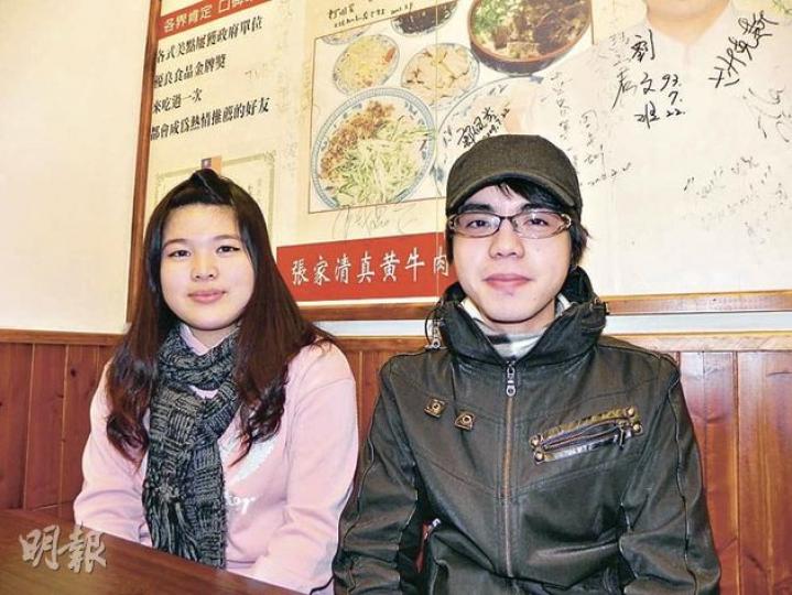 台灣文化大學廣告系三年級學生林瑜均(左)一直期待可以投下人生首張選票,同學郭濤槿(右)則對選舉持懷疑態度。(李泉攝) 台灣文化大學廣告系三年級學生林瑜均(左)一直期待可以投下人生首張選票,同學郭濤槿(右)則對選舉持懷疑態度。(李泉攝)