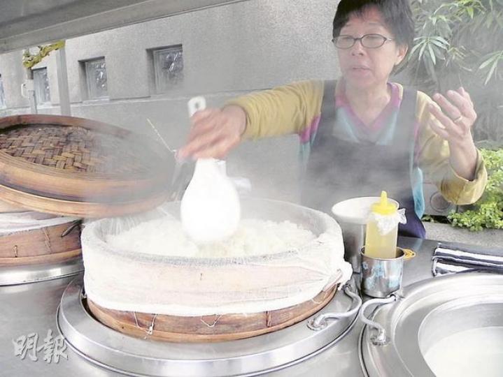 曾為藍營支持者的陳婆婆在台北街頭賣「四神湯」20年,今年決定轉軚投票給蔡英文。(李泉攝) 曾為藍營支持者的陳婆婆在台北街頭賣「四神湯」20年,今年決定轉軚投票給蔡英文。(李泉攝)