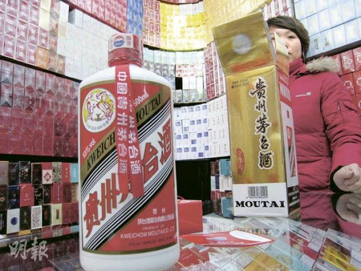 茅台酒按度數和年份,以及品牌不同,售價有很大分別,由數百元到上萬元不等。(劉洪慶攝) (明報製圖) 茅台酒按度數和年份,以及品牌不同,售價有很大分別,由數百元到上萬元不等。(劉洪慶攝) (明報製圖)