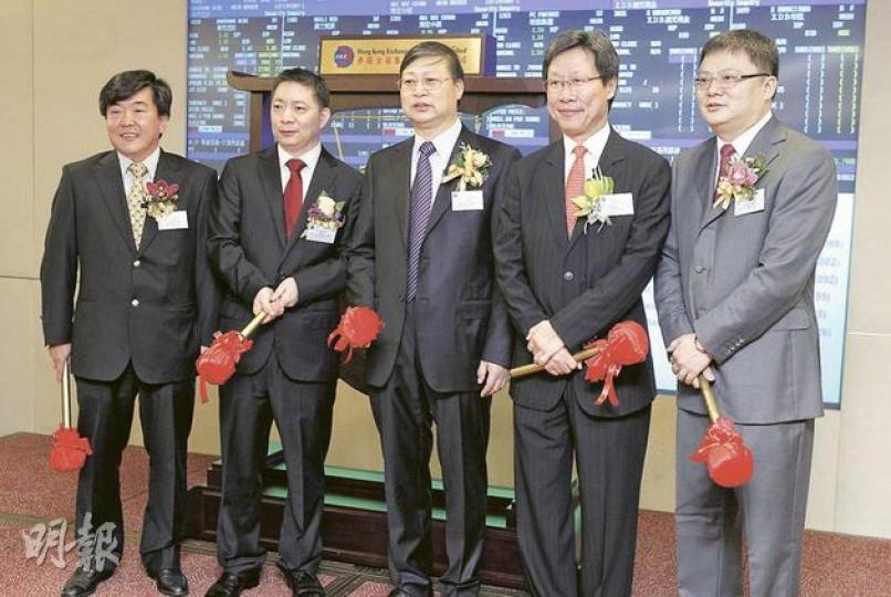 5家公司老總一人手持一支棒敲鑼，遮晒後面嘅開市銅鑼。（林振東攝）
