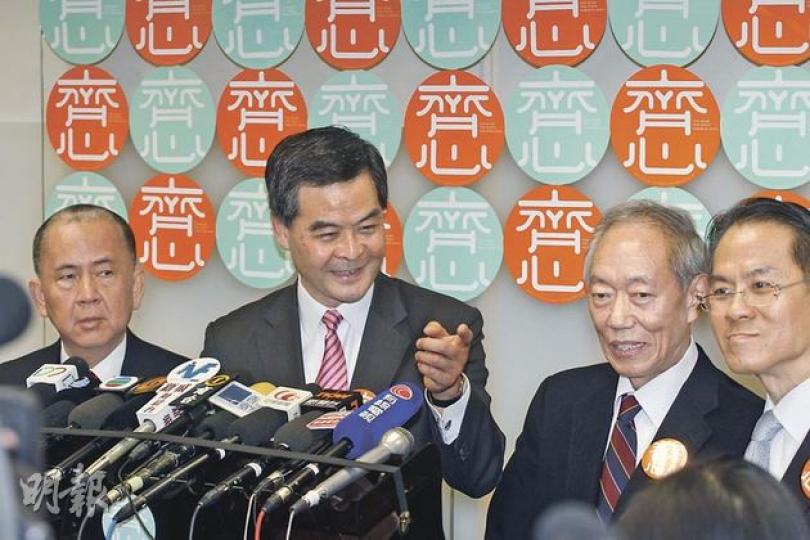 特首參選人梁振英(左二)昨發表他的經濟及醫療政綱諮詢稿,「基金教父」雷賢達(左一)、前立法會工業界(第二)議員呂明華(右二)及醫學界選委周伯展(右一)均有協助制定政綱。(李紹昌攝) 特首參選人梁振英(左二)昨發表他的經濟及醫療政綱諮詢稿,「基金教父」雷賢達(左一)、前立法會工業界(第二)議員呂明華(右二)及醫學界選委周伯展(右一)均有協助制定政綱。(李紹昌攝)
