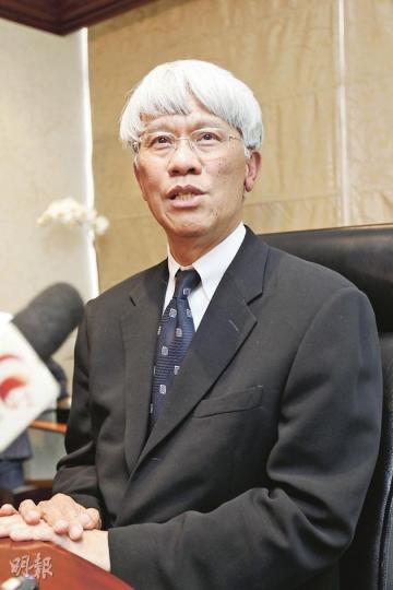 挺唐的任志剛昨午出席投資講座後接受訪問時,反駁梁振英成立金融發展局的建議,認為是架牀疊屋。(郭慶輝攝) 挺唐的任志剛昨午出席投資講座後接受訪問時,反駁梁振英成立金融發展局的建議,認為是架牀疊屋。(郭慶輝攝)