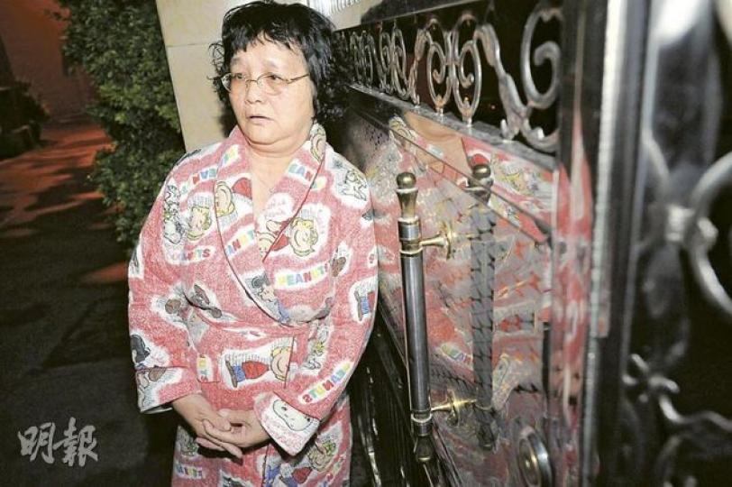 第五被告黃渭均居於深圳寶安區西鄉街道金庄園,其妻子(圖)說,不知道丈夫惹上官非,還以為丈夫到香港是為回鄉證續期。(何家達攝) 被告文來壽的妻子說,夫婦二人都不知道香港有選舉,只是有鄉里說要搞同鄉會,丈夫才會借出身分證讓人「登記」。(何家達攝) 第五被告黃渭均居於深圳寶安區西鄉街道金庄園,其妻子(圖)說,不知道丈夫惹上官非,還以為丈夫到香港是為回鄉證續期。(何家達攝) 被告文來壽的妻子說,夫婦二人都不知道香港有選舉,只是有鄉里說要搞同鄉會,丈夫才會借出身分證讓人「登記」。(何家達攝)