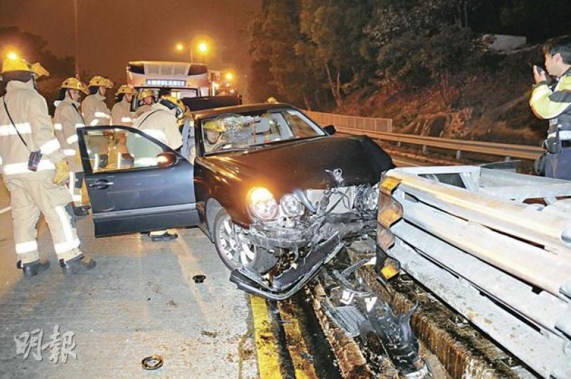 平治房車失事直撼路中防撞欄,救援人員到場時發現人去車空,其後司機折返,報稱因駕車時搖頭避蚊肇禍。(蔡方山攝) 平治房車失事直撼路中防撞欄,救援人員到場時發現人去車空,其後司機折返,報稱因駕車時搖頭避蚊肇禍。(蔡方山攝)