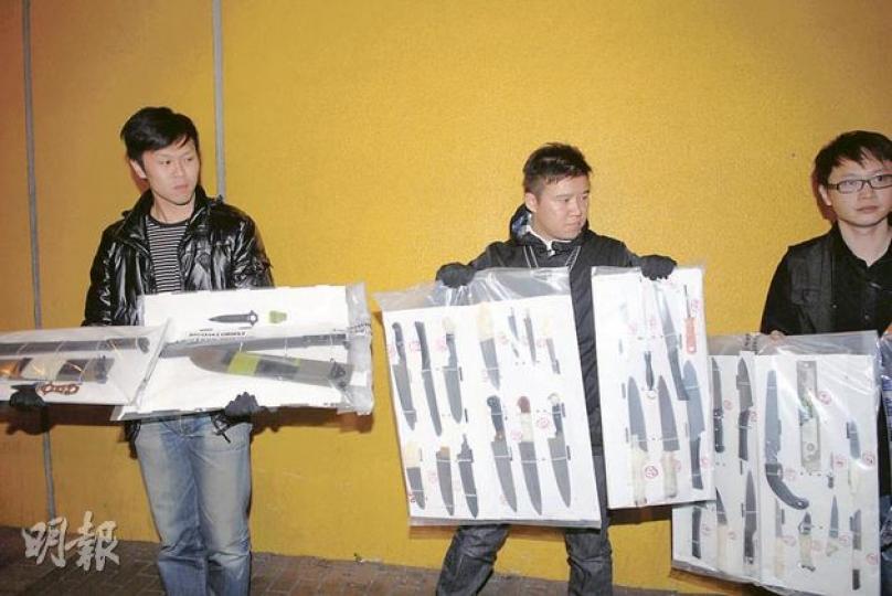警方在旺角花園街兩單位檢走36把利刀,部分2呎長,相信黑幫打算用作尋仇廝殺。(伍蒲鋒攝) 警方在旺角花園街兩單位檢走36把利刀,部分2呎長,相信黑幫打算用作尋仇廝殺。(伍蒲鋒攝)