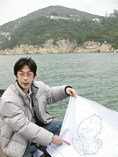長洲居民許輝程指人工島填海工程(地圖下方區域)將影響該區珊瑚、江豚及白腹海鵰生存環境。後方建築物為石鼓洲康復院。(黎嘉愉攝) 長洲居民許輝程指人工島填海工程(地圖下方區域)將影響該區珊瑚、江豚及白腹海鵰生存環境。後方建築物為石鼓洲康復院。(黎嘉愉攝)