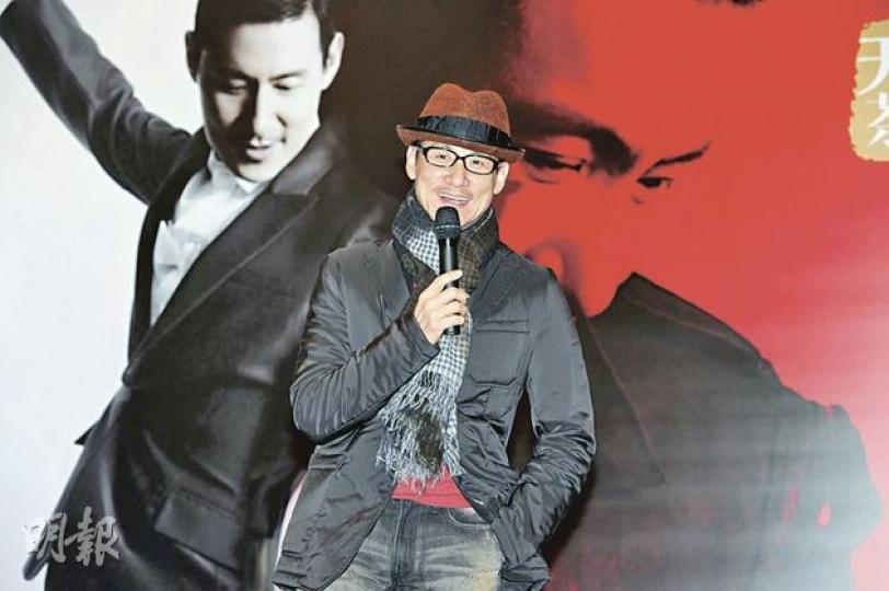 張學友很開心今次個唱能展現360度高清屏幕旋轉舞台。（攝影：鍾偉茵） 陳淑芬送行李篋給忠心粉絲，學友負責頒發。（攝影：鍾偉茵）