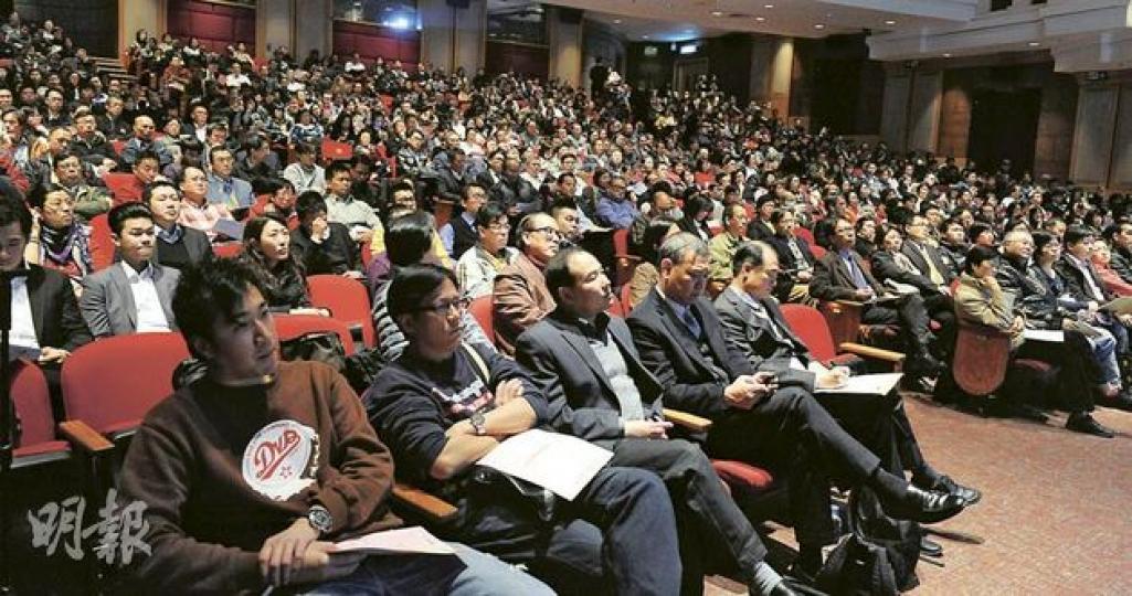 本周一,陸振球伙拍湯文亮,於理工大學為地產代理監管局作演講嘉賓,向近千名代理講解樓市最新形勢和分析樓市的技巧。(劉焌陶攝) 紀惠集團行政總裁湯文亮,估計今年樓市會先調整,待銀行放寬按揭後回升。(劉焌陶攝) 明報地產版主管陸振球指出,基金經理採用的「盈利收益率差模型」,修改後可評估樓市走向。(劉焌陶攝) 本周一,陸振球伙拍湯文亮,於理工大學為地產代理監管局作演講嘉賓,向近千名代理講解樓市最新形勢和分析樓市的技巧。(劉焌陶攝) 紀惠集團行政總裁湯文亮,估計今年樓市會先調整,待銀行放寬按揭後回升。(劉焌陶攝) 明報地產版主管陸振球指出,基金經理採用的「盈利收益率差模型」,修改後可評估樓市走向。(劉焌陶攝)